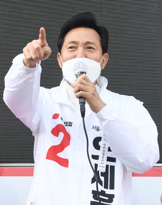 용국민의힘 오세훈 서울시장 후보가 26일 서울 용산구 용문시장 네거리에서 유세차량에 올라 시민들에게 지지를 호소하고 있다. <국회사진기자단>